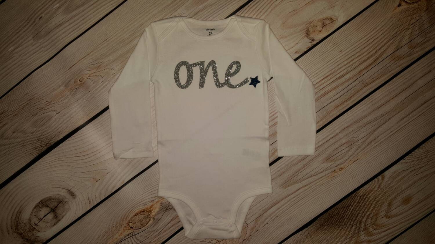 Baby Silber Ein Outfit, 1. Geburtstag Body, "One", Boy Ersten Mit Stern, Twinkle Little, Wählen Sie Star Farbe Baby Silber Ein Outfit, 1. Geburtstag Body, "One", Boy Ersten Mit Stern, Twinkle Little, Wählen Sie Star Farbe von MMsBling