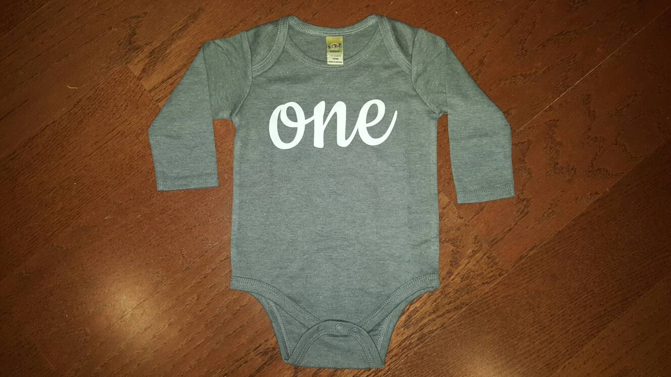 Eine Dunkel Grau Und Weiß Langarm Body, 1. Geburtstag Outfit, Ein Outfit Baby Boy Oder Mädchen Ersten Geburtstag, Kohle Eine Dunkel Grau Und Weiß Langarm Body, 1. Geburtstag Outfit, Ein Outfit Baby Boy Oder Mädchen Ersten Geburtstag, Kohle von MMsBling