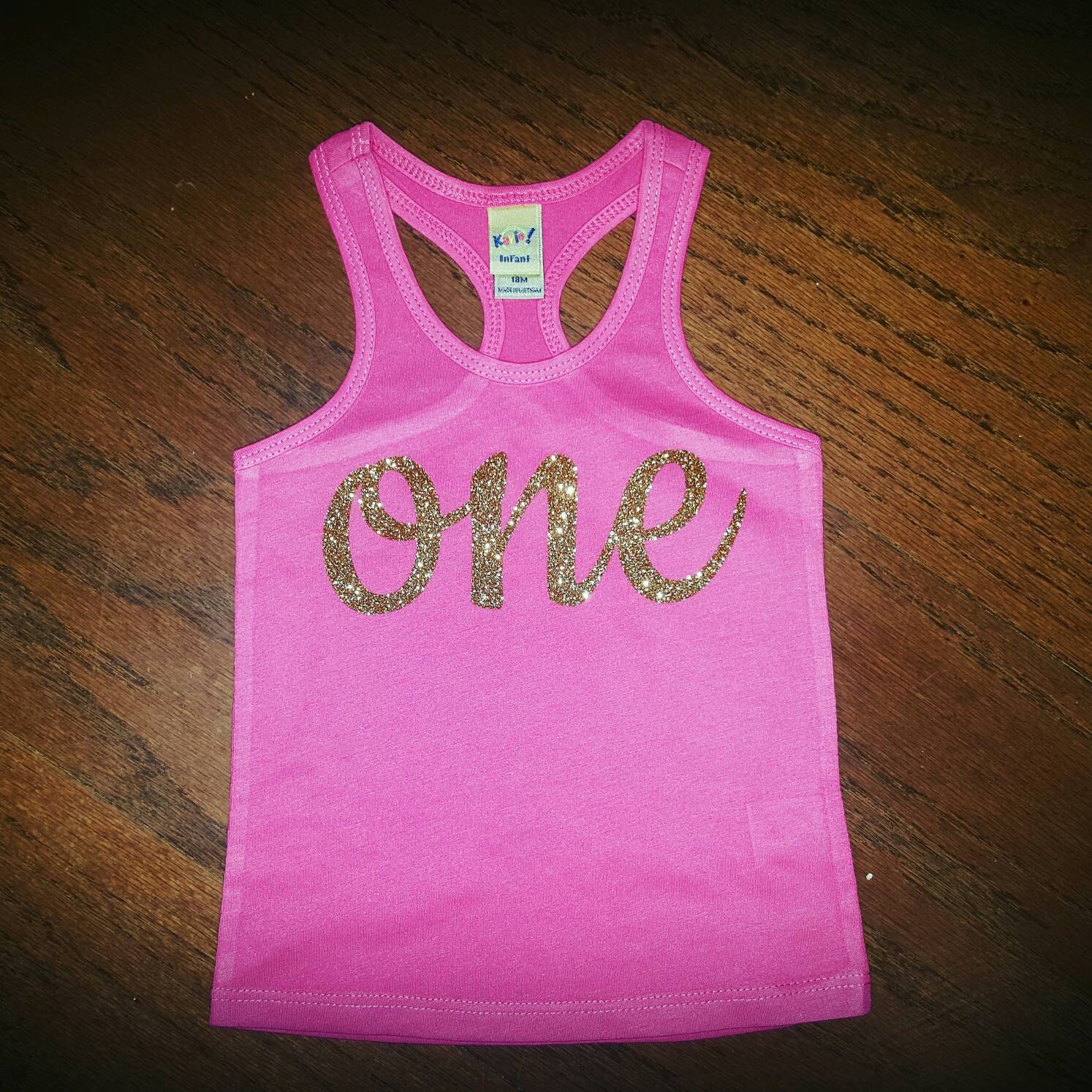 Heiße Rosa Baby Tank Top, Und Gold Glitter Cursive One Body, 1. Geburtstag, "Ein" Geburtstag Outfit, Ersten Racer Zurück Heiße Rosa Baby Tank Top, Und Gold Glitter Cursive One Body, 1. Geburtstag, "Ein" Geburtstag Outfit, Ersten Racer Zurück von MMsBling