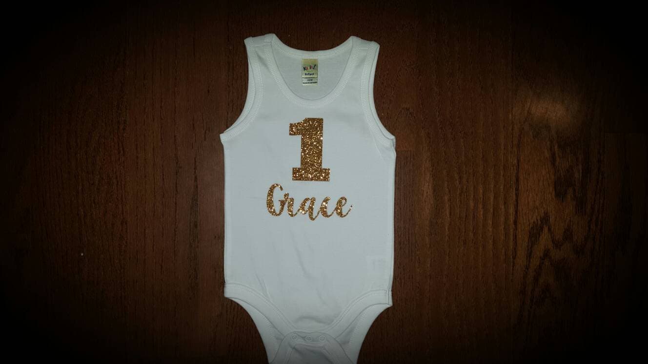 Weiß Und Gold Baby Tank Top Body, Glitter Ein Mit Namen, 1. Geburtstag, Geburtstag Outfit, Personalisierte 1 Tank-Top Weiß Und Gold Baby Tank Top Body, Glitter Ein Mit Namen, 1. Geburtstag, Geburtstag Outfit, Personalisierte 1 Tank-Top von MMsBling