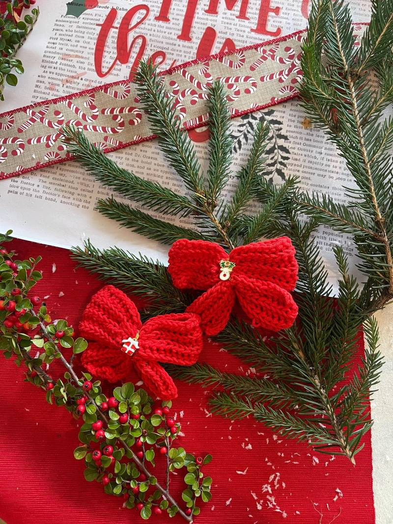 Handgemachte Weihnachts-Haarspange - Gehäkelte Schleife in Rot von MNAydinatelier