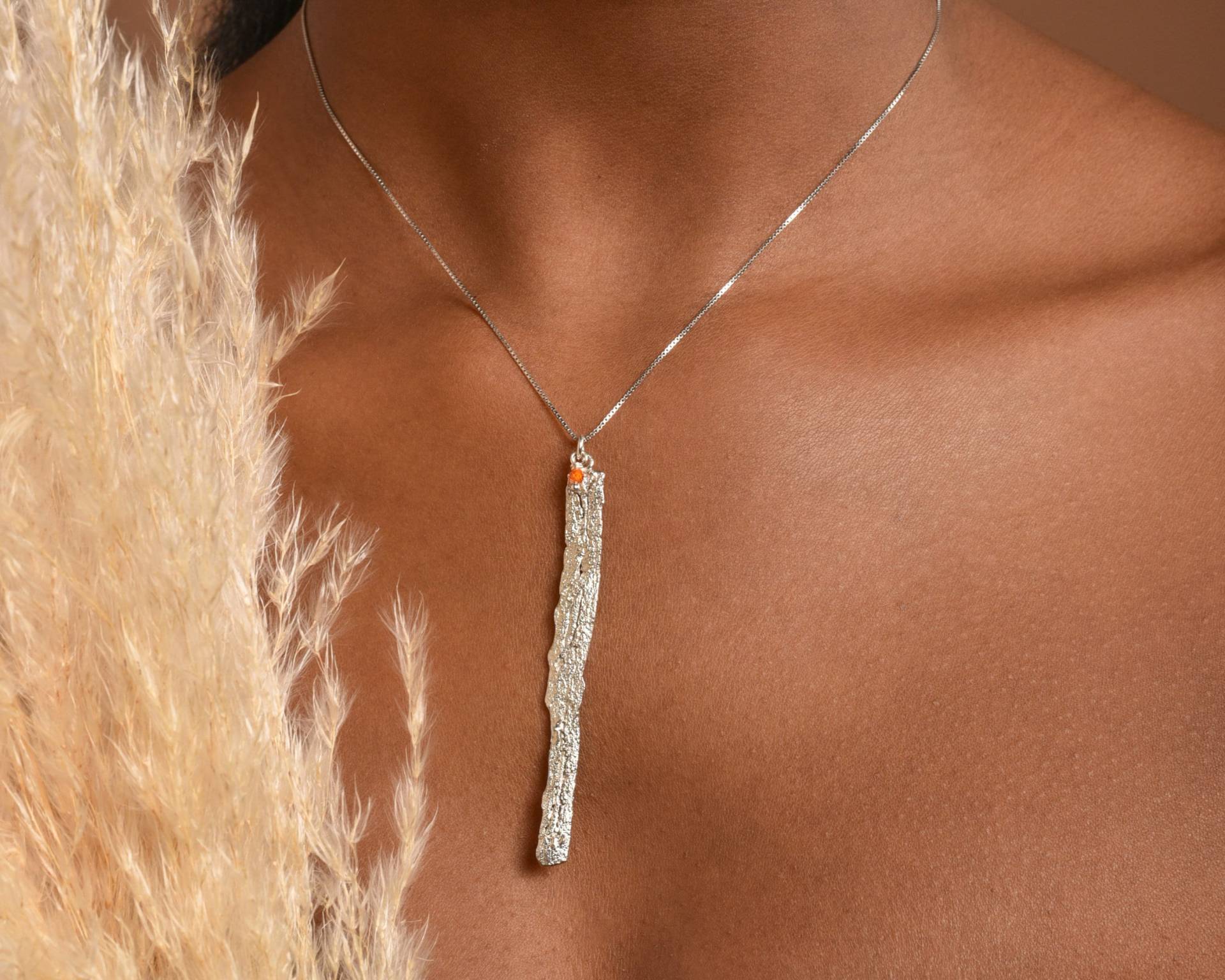 Anhänger Aus Baumrinde Von Zitrusfrüchten. Er Kommt An Einer Kette Mit Kleinem Kristallanhänger Oder Einem Eleganten Drahtseil. Von Mutter Natur Anhänger Aus Baumrinde Von Zitrusfrüchten. Er Kommt An Einer Kette Mit Kleinem Kristallanhänger Oder Einem Eleganten Drahtseil. Von Mutter Natur von MNJRealFlowerJewelry