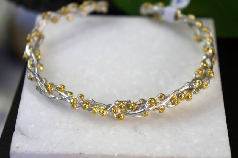 Recycled Sterling Silber Acacia Zweig Armreif Mit Gold Knospen von MNJRealFlowerJewelry