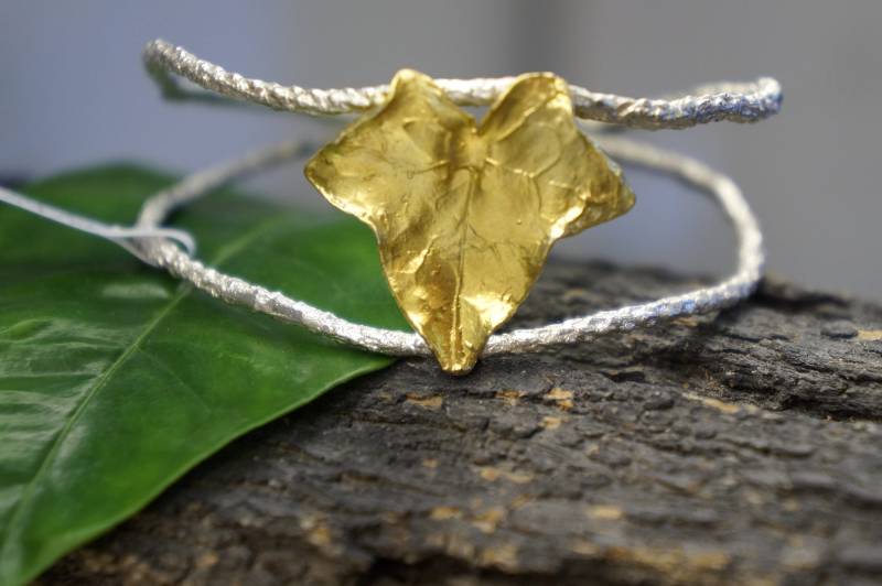 Echtes Efeu Blatt Manschetten Armband. Sterling Silber Tannenbaum Zweig Und Gold Efeublatt Symbol Für Leben, Stärke, Freundschaft Verbindung von MNJRealFlowerJewelry