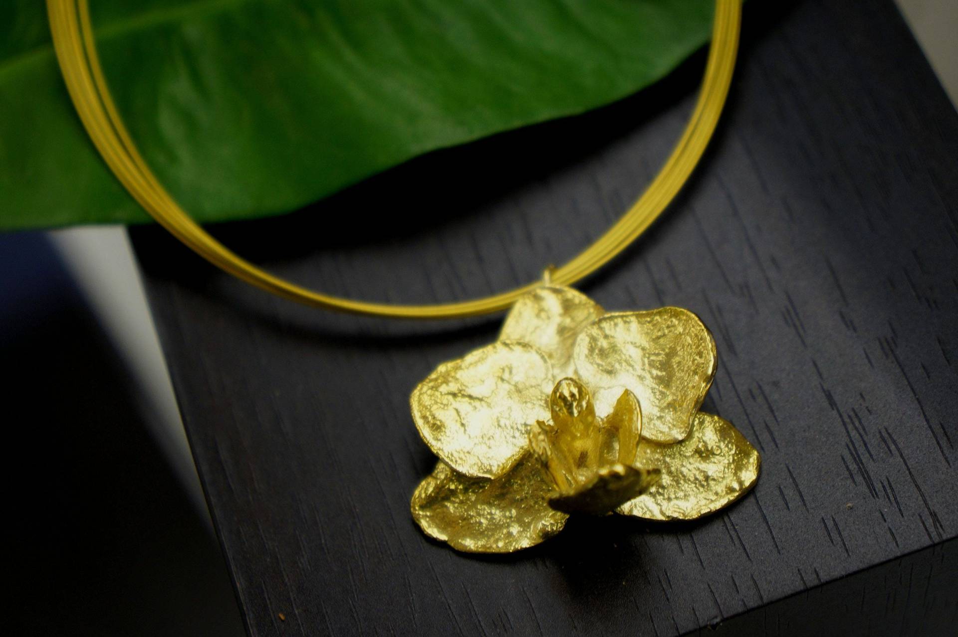 Echtes Gold Überzogene Orchideen-Halskette Für Frauen, Die in Sterlingsilber, Mehrsträngige Halskettenperle Giessen von MNJRealFlowerJewelry