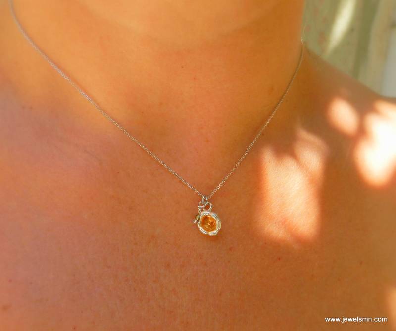 Gepresste Blume Halskette Echte Maiglöckchen Schmuck in Sterling Silber, Mai Geburt Von Mutter Natur von MNJRealFlowerJewelry