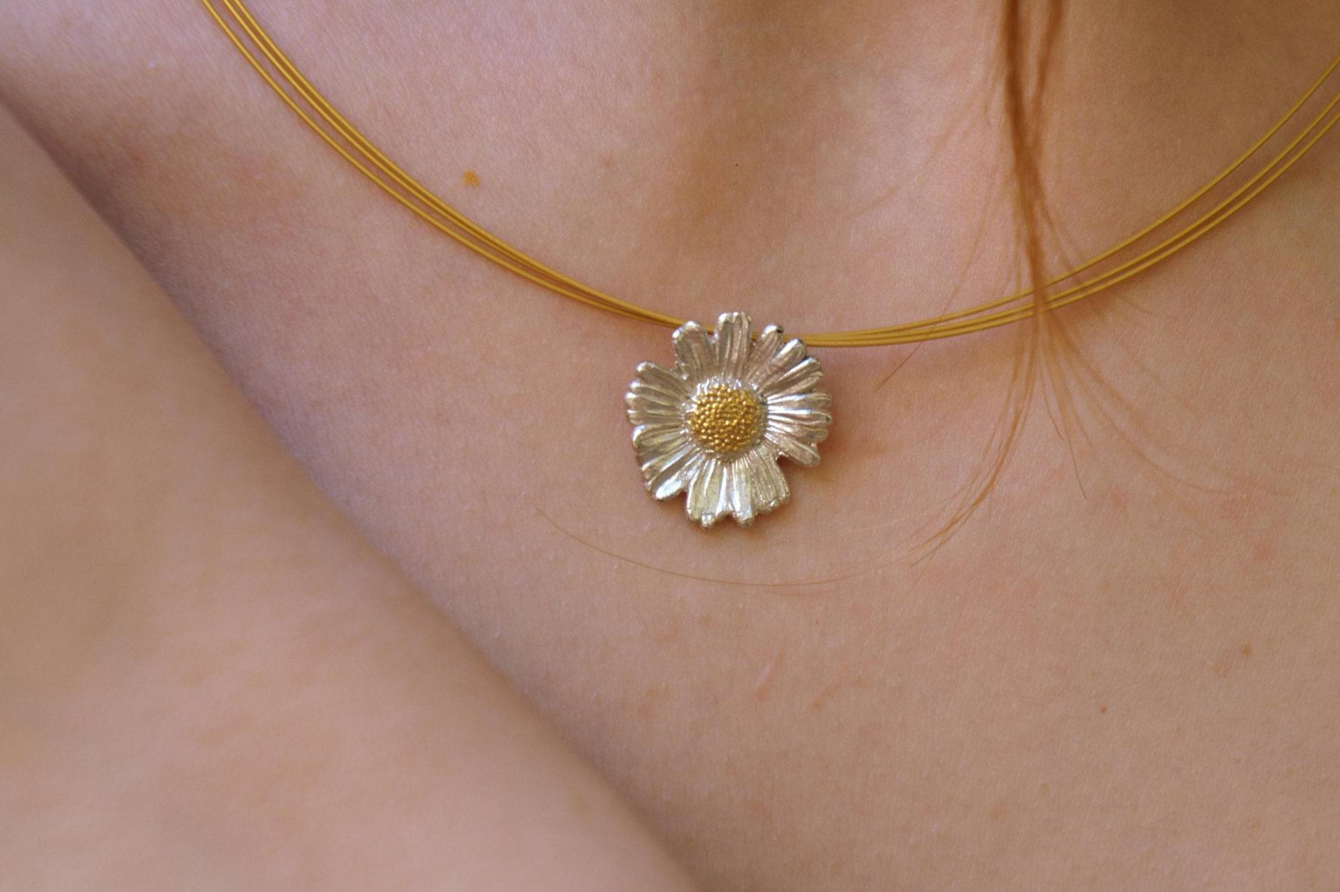 Kleine Daisy Blume Halskette in Sterling Silber Symbol Für Heilung, Geduld Und Anziehen Reichtum.recyceltes 14K Vergoldet Der Mitte von MNJRealFlowerJewelry