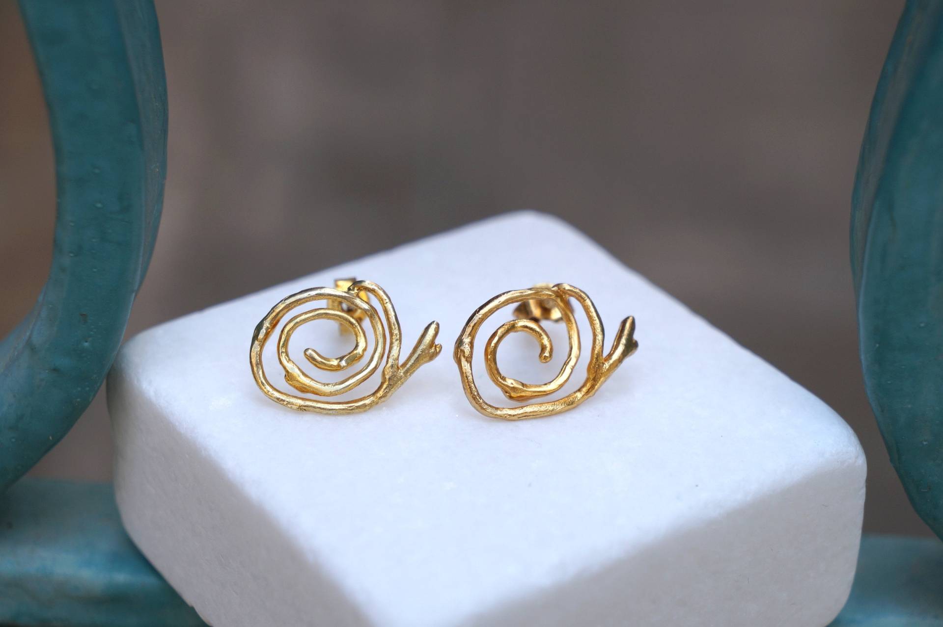 Solid Gold Spiral Ohrstecker Für Frauen, Kleine Jasmin Pflanze Zweig Ohrringe. Repräsentiert Die Reise Und Veränderungen Des Lebens, Während Es von MNJRealFlowerJewelry