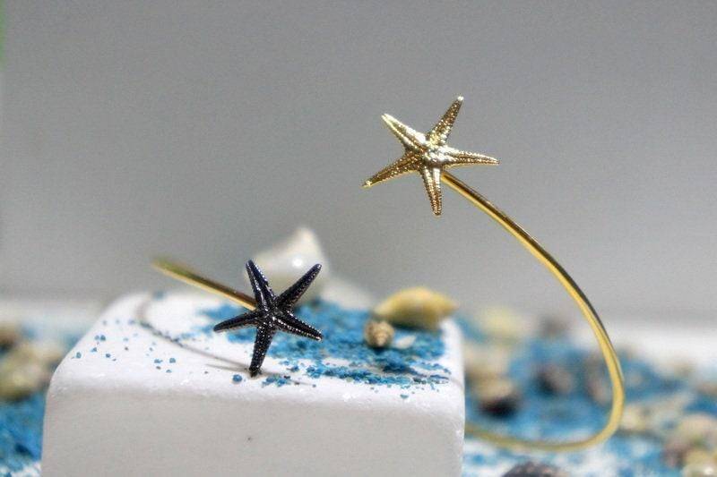 Von Der Natur Inspiriertes Seestern-Armband, Zweifarbiges Silber Und Gold | Verstellbare Manschette von MNJRealFlowerJewelry