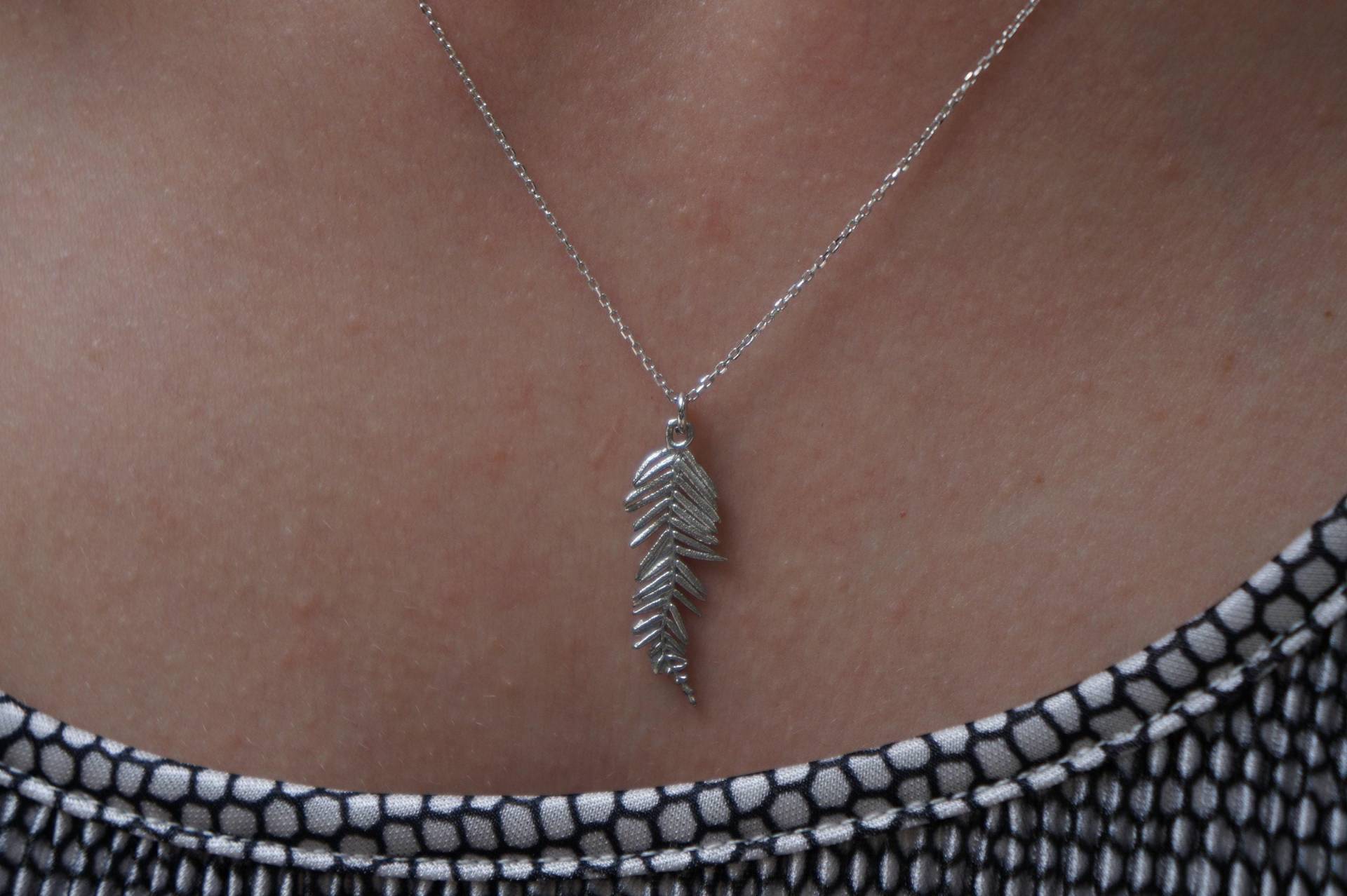 Zierliche Halskette, Gepresste Blume Anhänger, Pflanze Geschenke. Echte Akazie | Mimosa Pudica Halskette Aus Recyceltem Silber von MNJRealFlowerJewelry