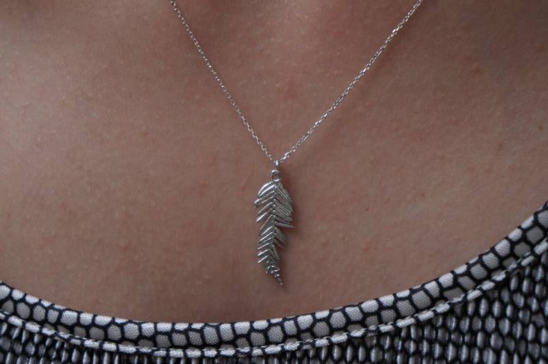 Zierliche Halskette, Gepresste Blume Anhänger, Pflanze Geschenke. Echte Akazie | Mimosa Pudica Halskette Aus Recyceltem Silber von MNJRealFlowerJewelry