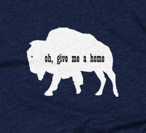 Buffalo Shirt - Männer Und Frauen T-Shirt, Oh Gib Mir Ein Zuhause, Wo Die Büffel Abschlagen Roamen Buffalo Shirt - Männer Und Frauen T-Shirt, Oh Gib Mir Ein Zuhause, Wo Die Büffel Abschlagen Roamen von MNTNWILD