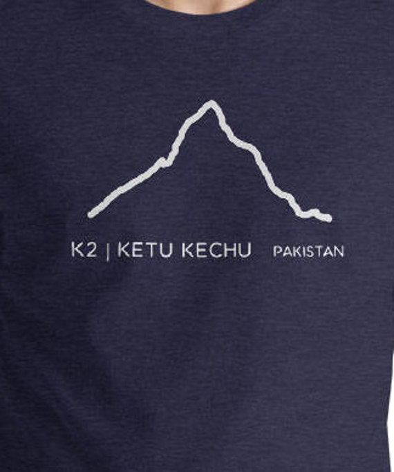 K2 - Mountain Range- Herren Und Frauen T-Shirt, Pakistan, Umriss, Himalayas von MNTNWILD