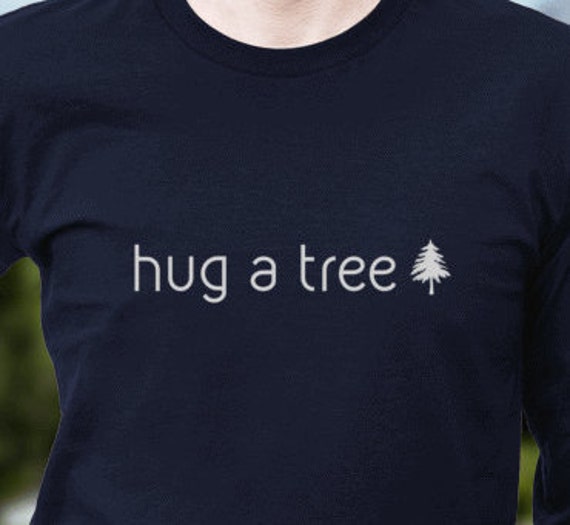 Umarmen Sie Einen Baum - Männer Und Frauen T-Shirt, Aufruf Zum Handeln Erhalten Außen, Kurzen Langen Ärmeln T-Shirt von MNTNWILD