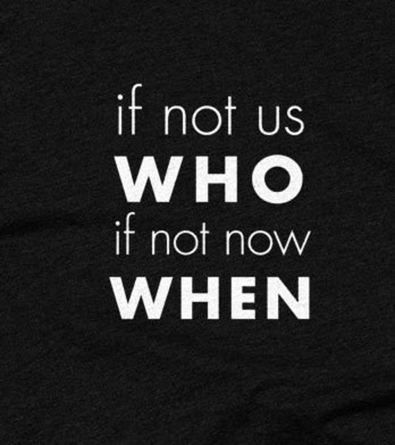 Wenn Nicht Uns, Wer; Jetzt, Wann, Jfk - Männer Und Frauen-T-Shirt, Inspirierende T-Shirt Wenn Nicht Uns, Wer; Jetzt, Wann, Jfk - Männer Und Frauen-T-Shirt, Inspirierende T-Shirt von MNTNWILD