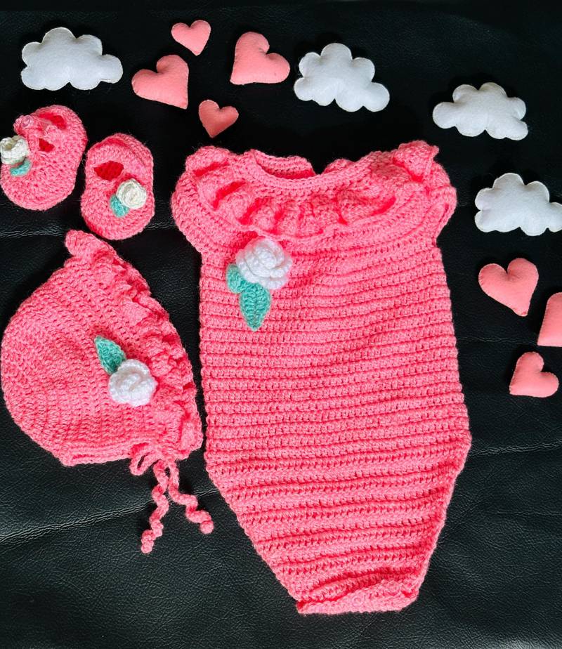 Gehäkelter Baby Strampler Mit Mütze Und Schühchen in Farbe Rosa von MNcreation09