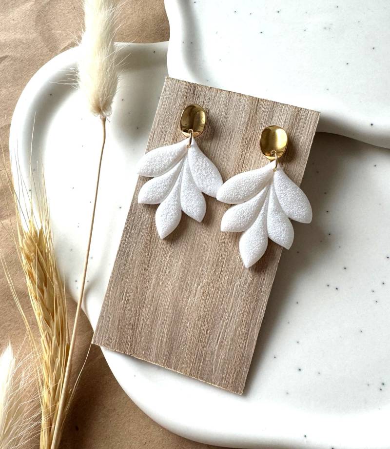 Elegante Polymer Clay Ohrringe, Lotus, Handgemachte Braut Ohrschmuck, Ton Statement Geschenk Freundin von MOAIStudio