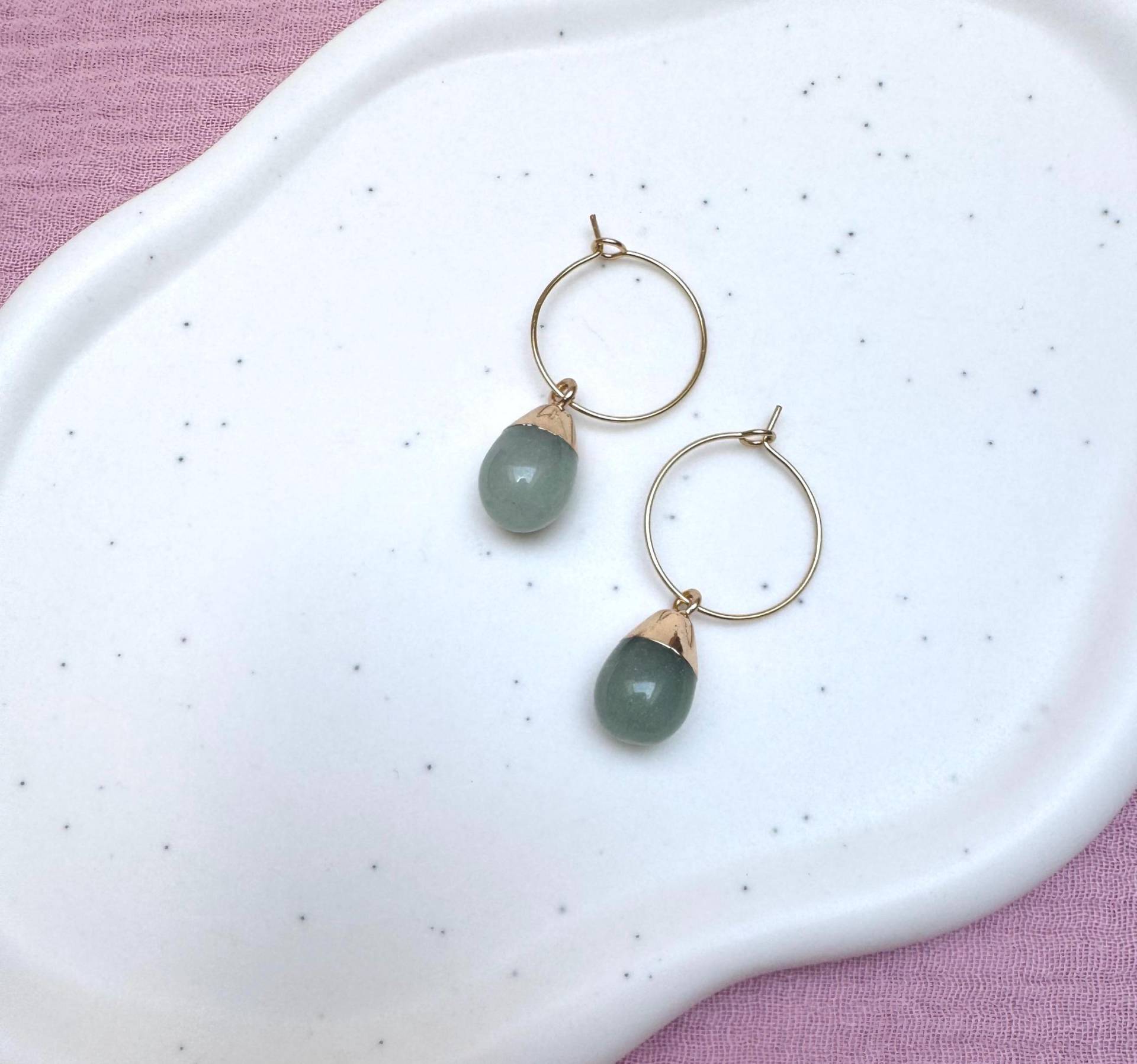 Goldene Edelstahl Creolen Mit Grünem Aventurin, Elegante Ohrringe Edelstein Anhänger, Hypoallergen, Schmuck Geschenk Damen von MOAIStudio