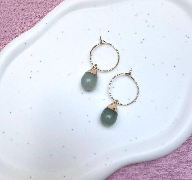 Goldene Edelstahl Creolen Mit Grünem Aventurin, Elegante Ohrringe Edelstein Anhänger, Hypoallergen, Schmuck Geschenk Damen von MOAIStudio