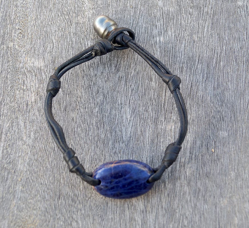 Schwarzes Herrenarmband Aus Leder, Cabochon Lapis Lazuli, Tahiti-Perle Im Verschluss Schwarzes Herrenarmband Aus Leder, Cabochon Lapis Lazuli, Tahiti-Perle Im Verschluss von MOANAtahitianpearls