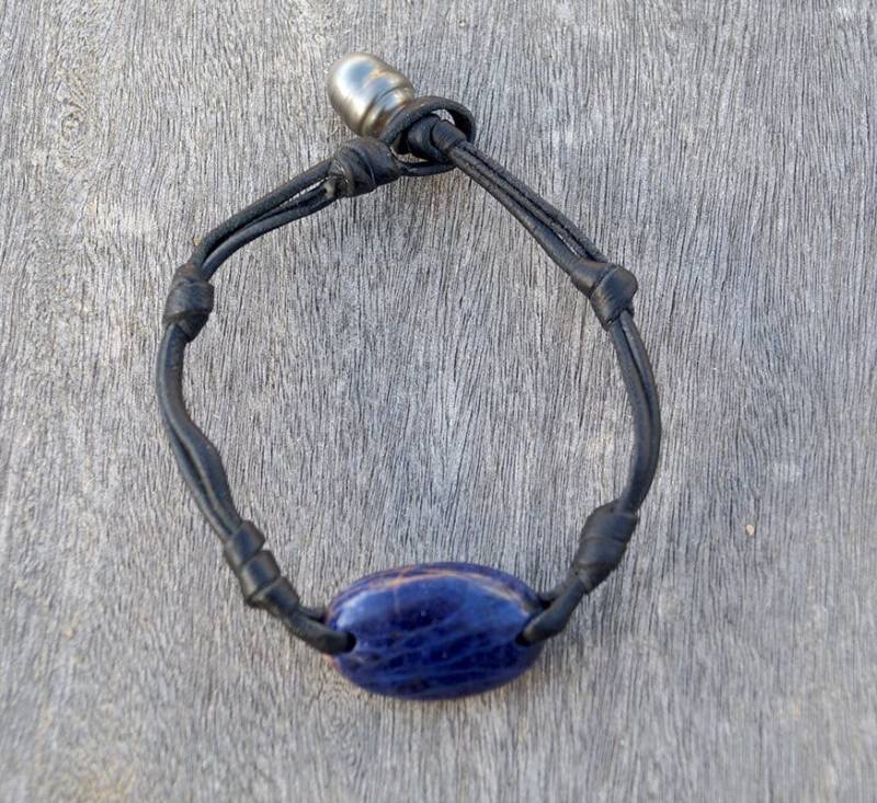 Schwarzes Herrenarmband Aus Leder, Cabochon Lapis Lazuli, Tahiti-Perle Im Verschluss von MOANAtahitianpearls