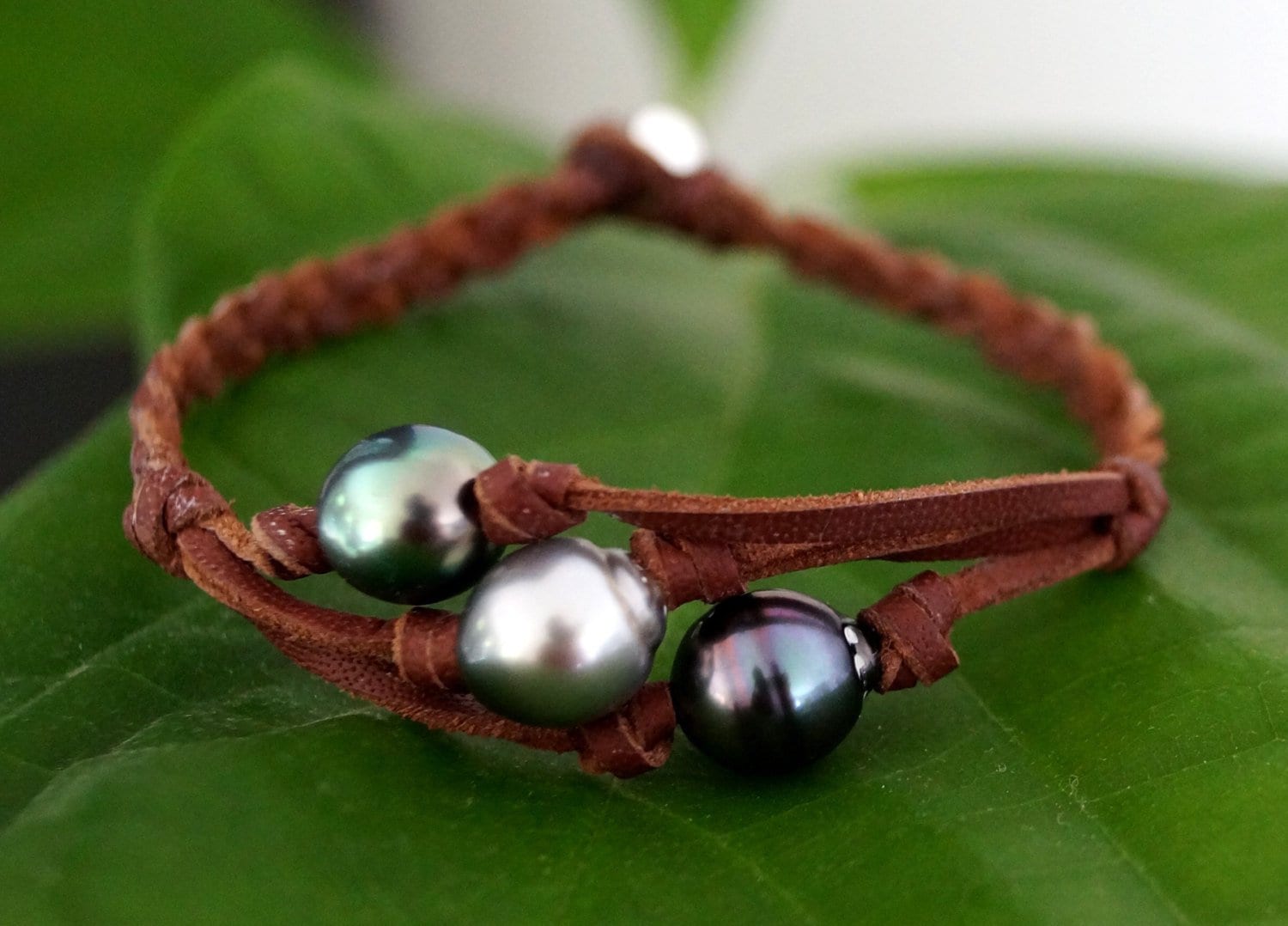 Tahitiperlen, Geflochtene Lederfrau Tahitiperlen, Geflochtene Lederfrau von MOANAtahitianpearls