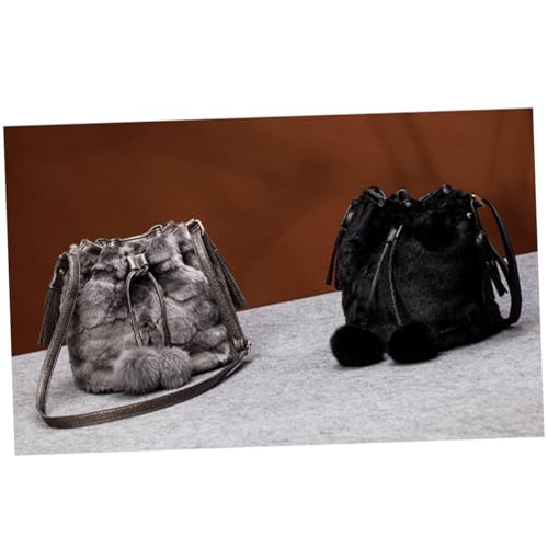 MOBUTOFU Schwarze Umhängetasche Damen Flauschige Schultertasche mit Zugband Modische Handtasche für Alltag Shopping Freizeit und Party Vielseitige Crossbody Bucket Bag von MOBUTOFU