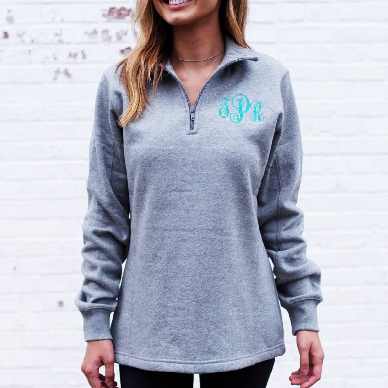 Monogramm Fleece-Pullover Mit Viertel-Reißverschluss Damen-Sweatshirt von MODAEMB