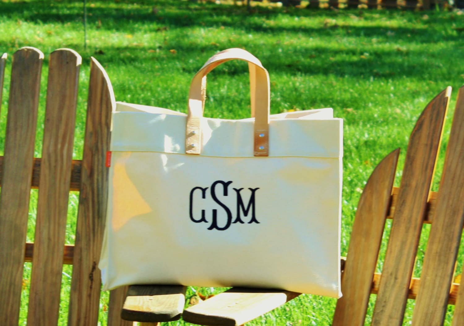 Monogrammed Canvashenkel Personalisierte Strandtasche Mit Ledergriffen von MODAEMB