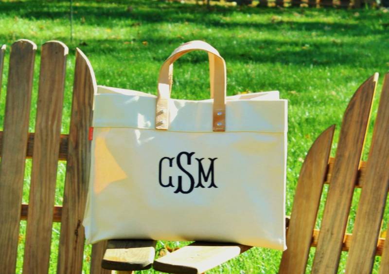 Monogrammed Canvashenkel Personalisierte Strandtasche Mit Ledergriffen von MODAEMB
