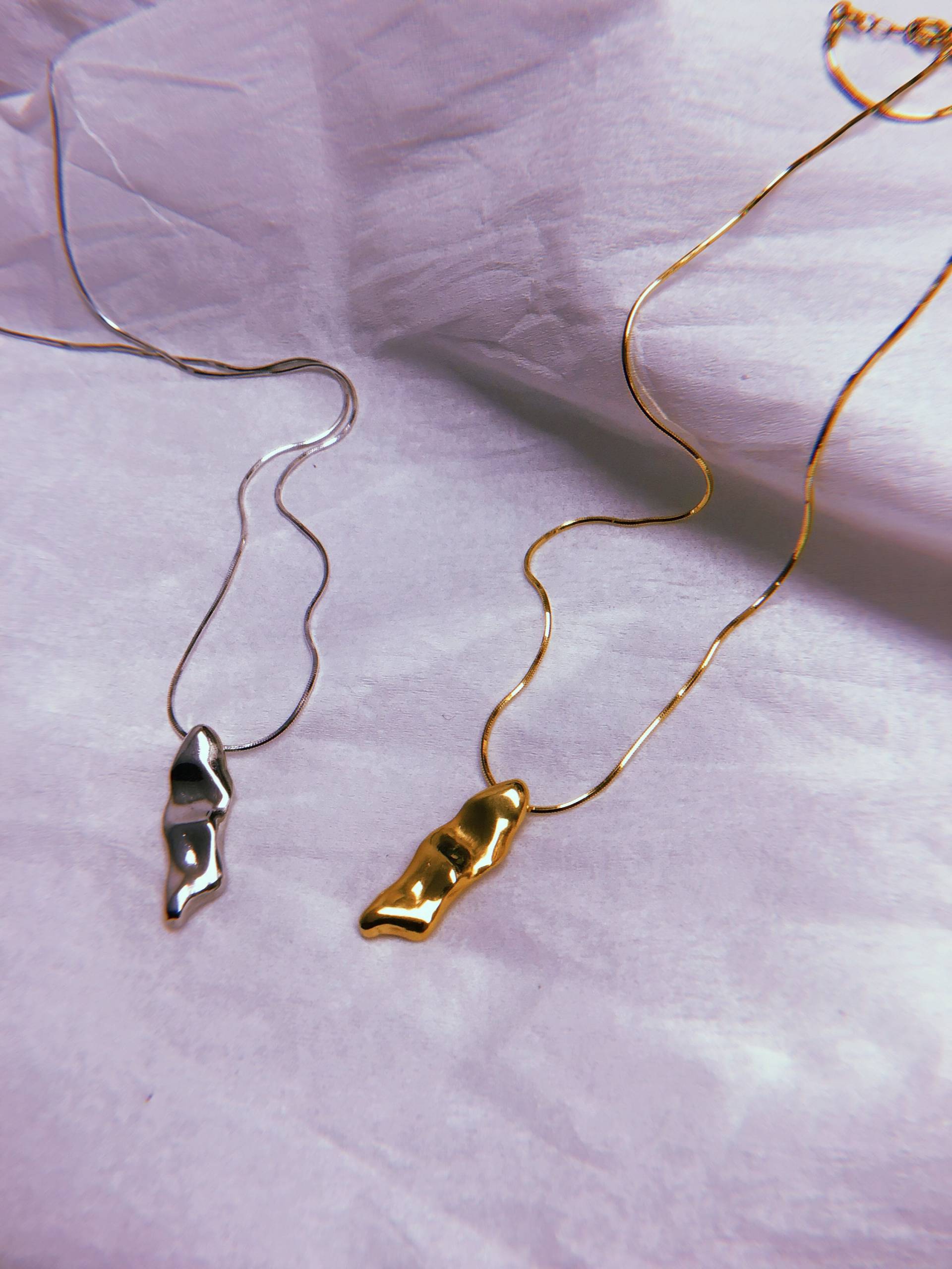 Abstrakter Geschmolzener Sterlingsilber-Anhänger Moderne Unregelmäßige Halskette Abstrakter Geschmolzener Sterlingsilber-Anhänger Moderne Unregelmäßige Halskette von MOLOKOplusJEWELRY