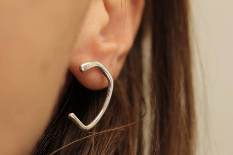 Bio Ohrstecker/Halbkreis Ohrringe Recycelte Sterling Silber Moderne Auffällige Polierte von MOLOKOplusJEWELRY