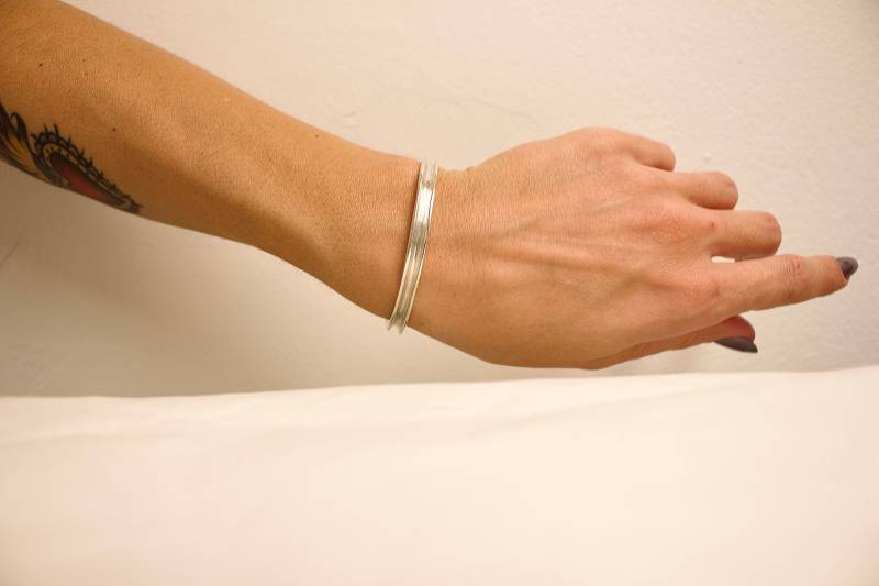 Handgemachter Sterling Silber Armreif Unregelmäßiger Offener Armreif, Größe S Handgemachter Sterling Silber Armreif Unregelmäßiger Offener Armreif, Größe S von MOLOKOplusJEWELRY