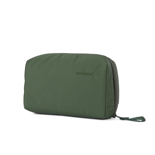 MOMENT Everything Tech Organizer – Wasserabweisende Reisetasche für Kabel, Ladegeräte und Zubehör | Reguläre und Mini-Größen I Olive, Regulär von MOMENT