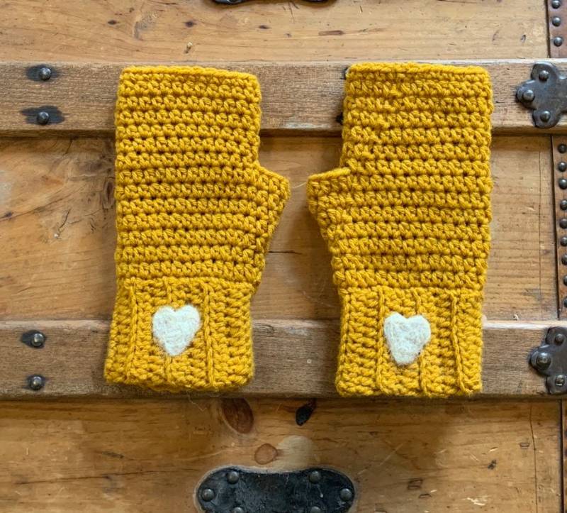 Handgefertigte Fingerlose Handschuhe von MOMOchari