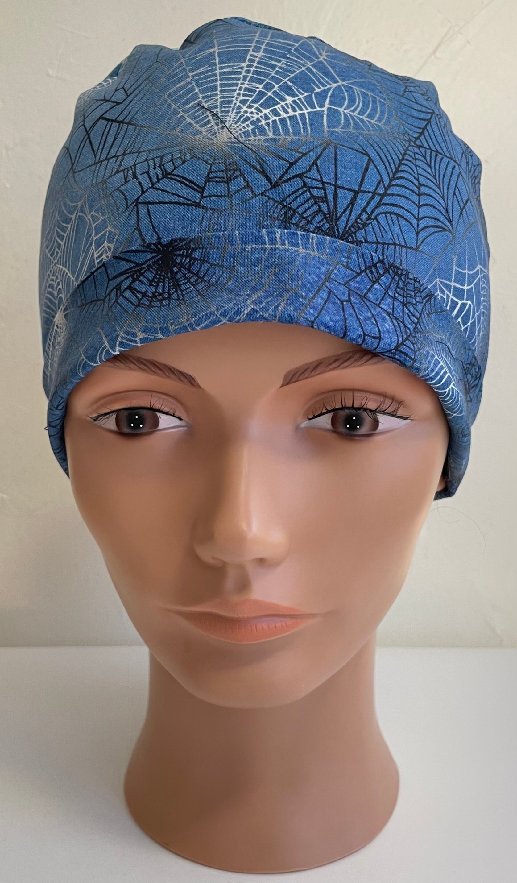 Blau Mit Schwarzem Und Silbernem Spinnennetz - Damen Oder Herren Scrub Hut Verstellbar, Fold Up Blau Mit Schwarzem Und Silbernem Spinnennetz - Damen Oder Herren Scrub Hut Verstellbar, Fold Up von MOMandMEScrubHats