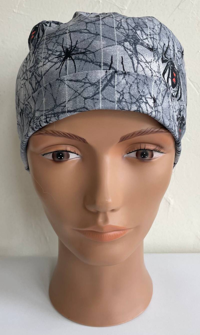 Glitzer Spinnennetz Und Herzen Scrub Hut - Verstellbar, Zusammenfalten Mit Passender Badge Reel Option von MOMandMEScrubHats