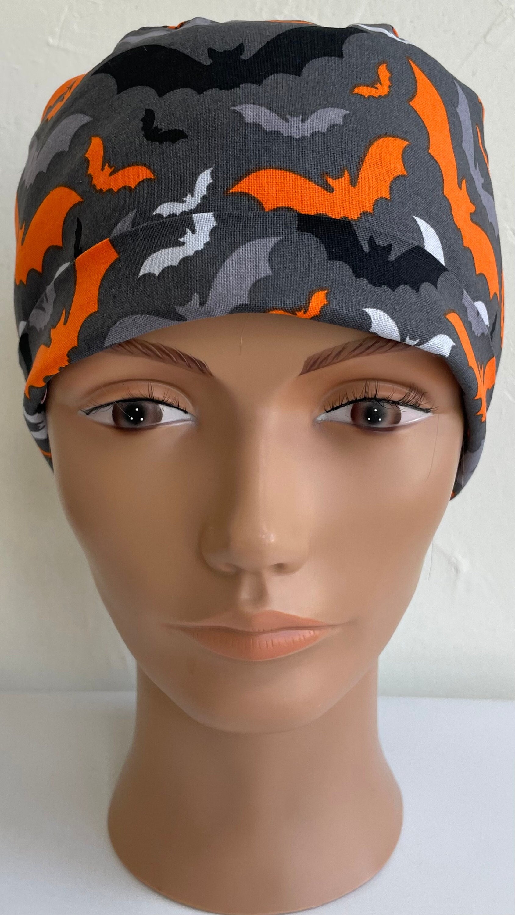 Graue, Orangefarbene, Weiße Und Schwarze Fledermäuse - Verstellbare, Klappbare Peelingmütze von MOMandMEScrubHats