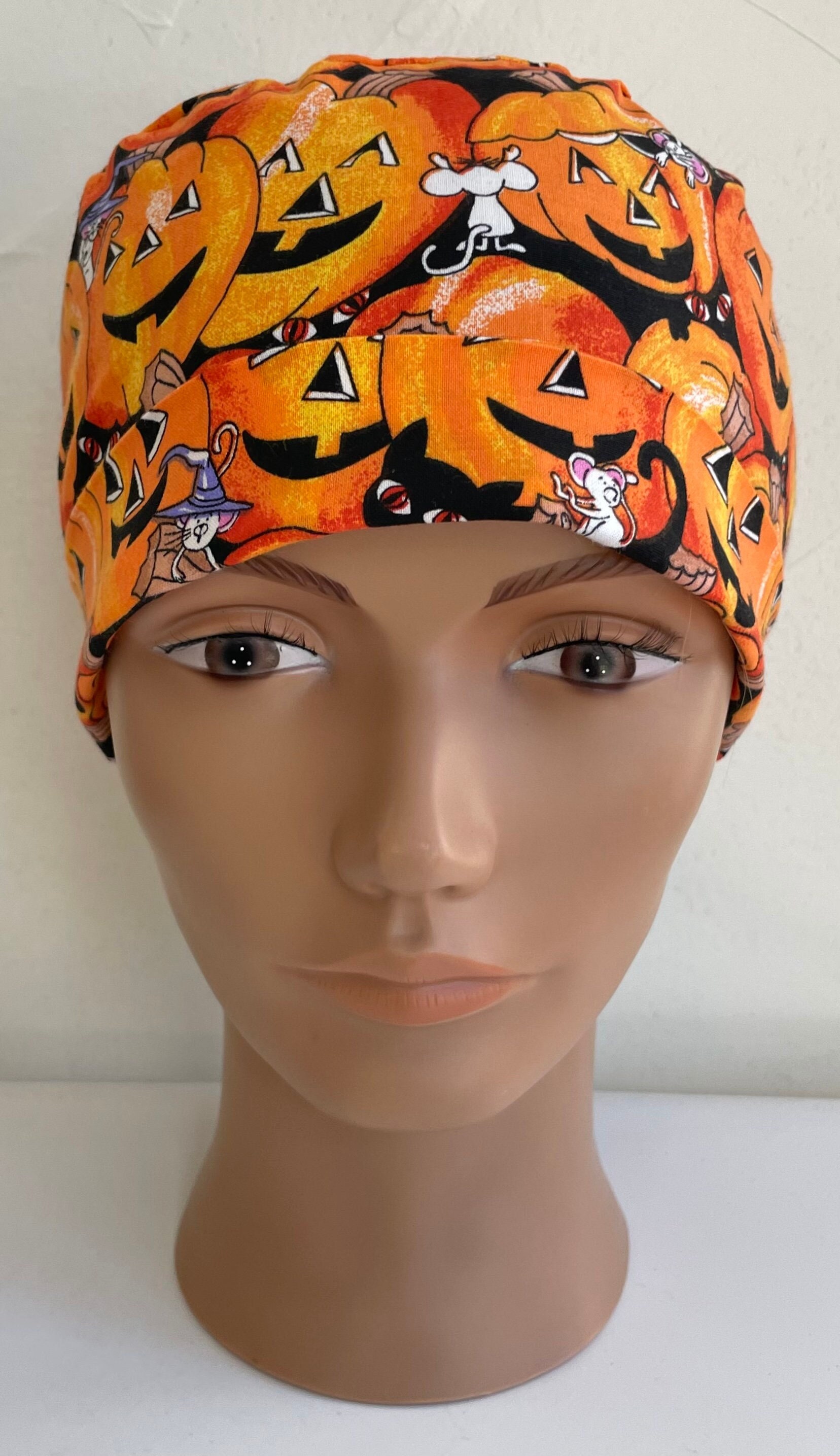 Kürbisse Und Niedliche Hexenmäuse - Verstellbare, Klappbare Peelingmütze von MOMandMEScrubHats