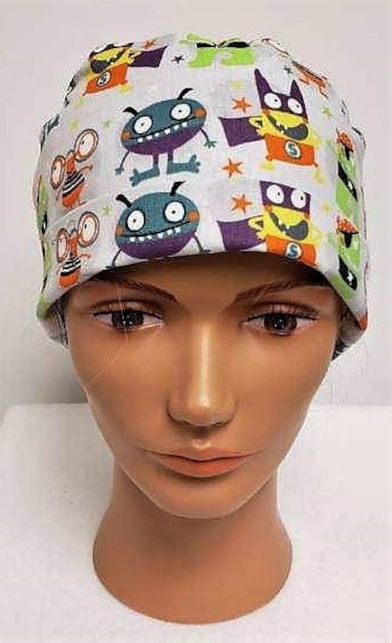 Little Monsters - Verstellbare, Klappbare Peelingmütze von MOMandMEScrubHats