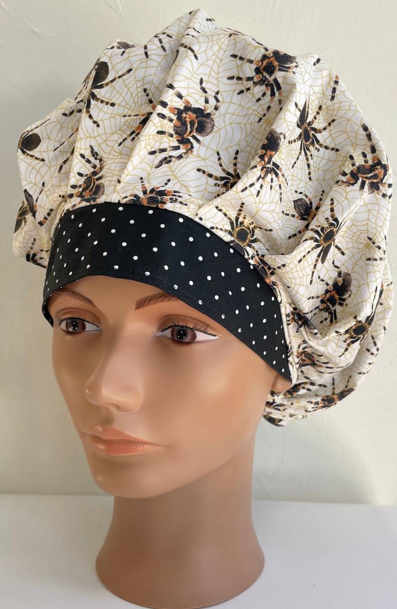 Tarantula - Bouffant Scrub Hat Mit Passender Button Reel Option von MOMandMEScrubHats