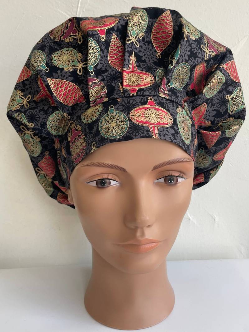 Weihnachtsschmuck Umrandet in Gold Bouffant Scrub Hat von MOMandMEScrubHats