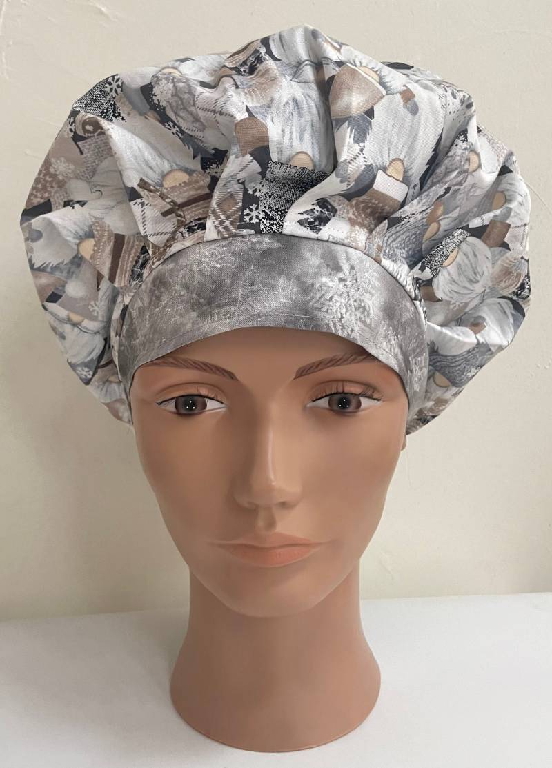 Winter Zwerge Bouffant Scrub Hat Mit Passender Button Reel Option von MOMandMEScrubHats