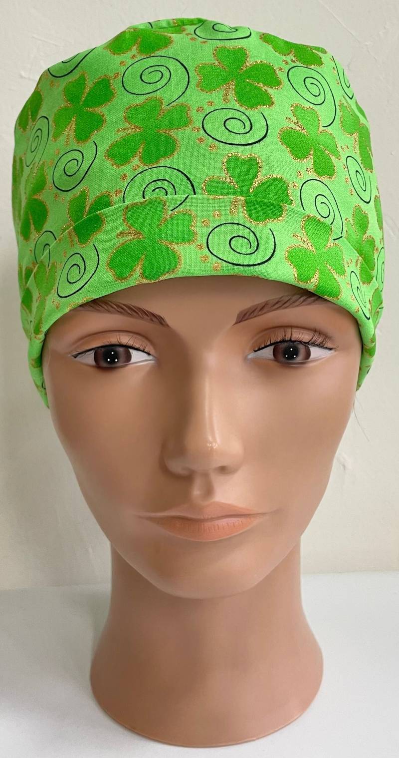 st. Patrick Es Green Clovers Outlines in Gold Verstellbar, Fold Up Scrub Hut von MOMandMEScrubHats