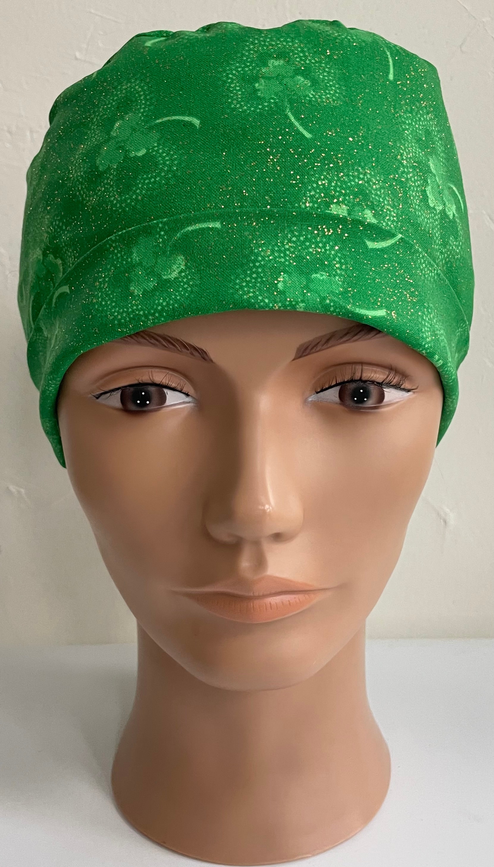 st. Patrick's Green Verstellbarer, Fold Up Scrub Hut Grün Und Gold Funkeln Kleeblatt von MOMandMEScrubHats
