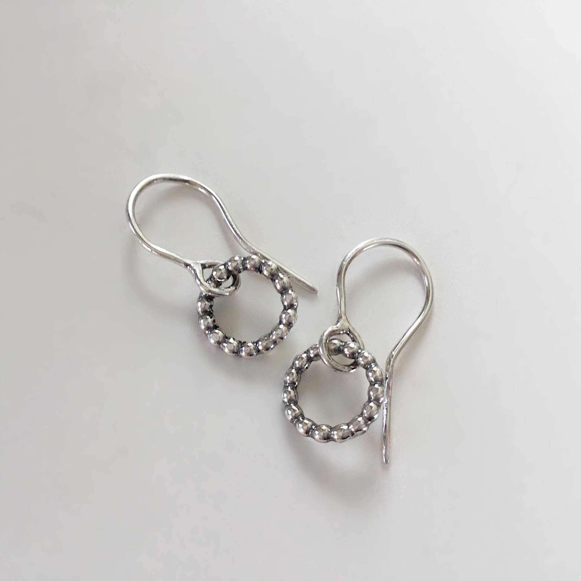 Handgefertigte Kreis-Ohrringe Aus Oxidiertem Sterlingsilber Perlendesign Handgefertigte Kreis-Ohrringe Aus Oxidiertem Sterlingsilber Perlendesign von MOMandPOM