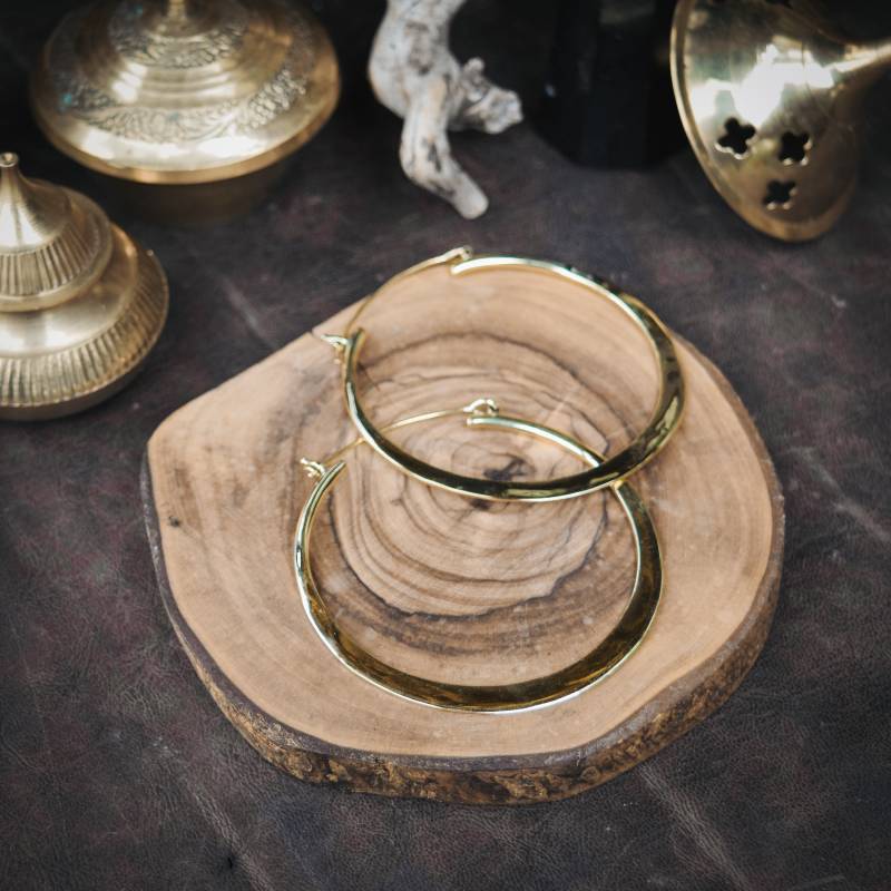 Große Gehämmerte Creolen | Messing Goldene Ohrringe Monkimee von MONKIMEE