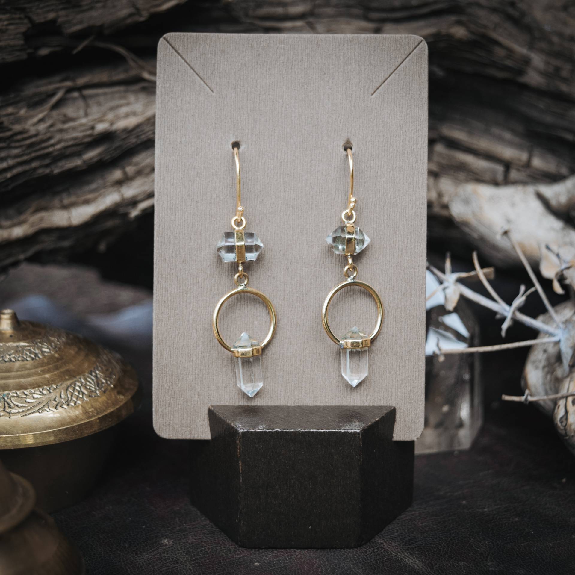 Isira | Bergkristall Ohringe Messing Naturedelstein Goldene Ohrringe Hänge Monkimee von MONKIMEE