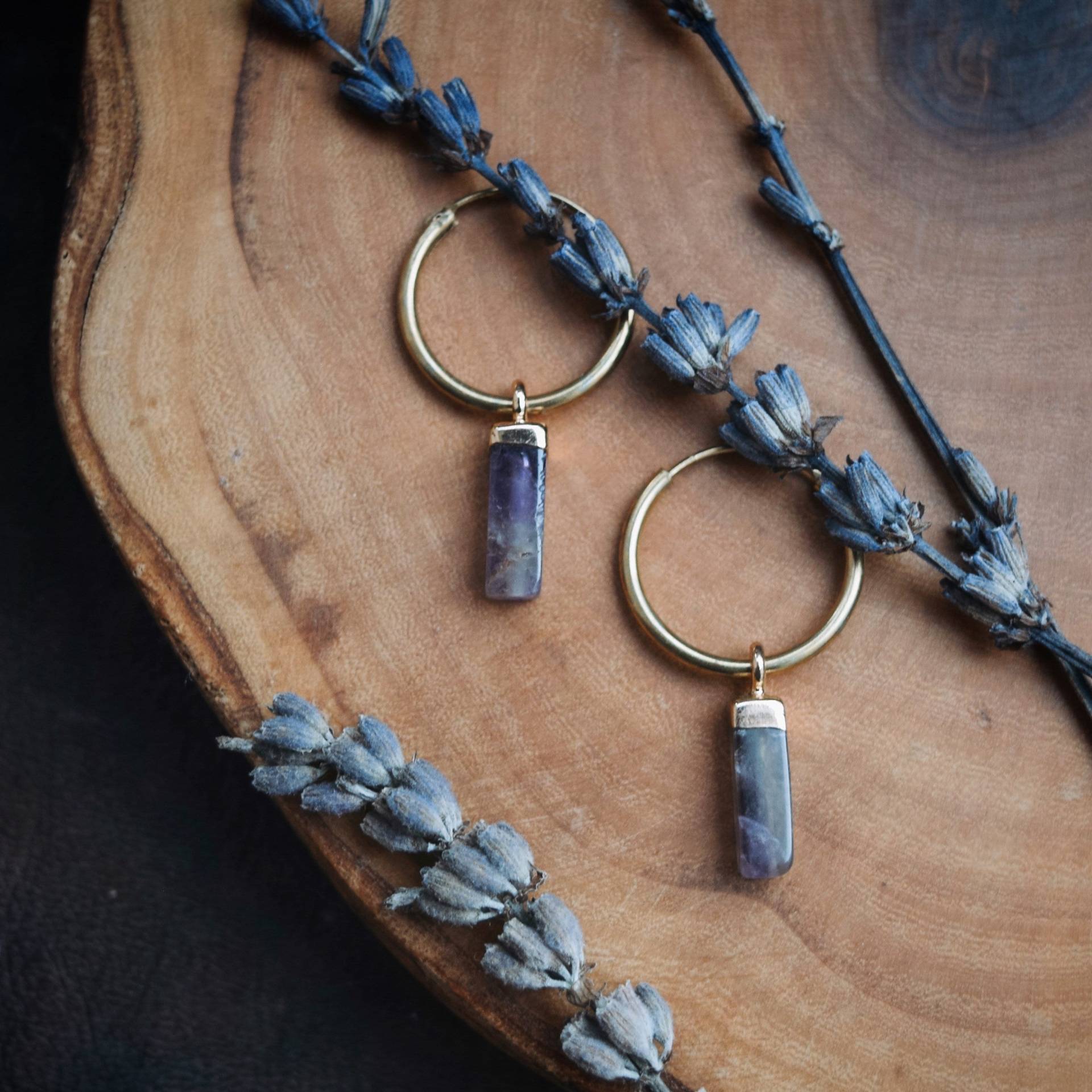 Kleine Amethyst Creolen | 24K Vergoldet Naturedelstein Goldene Ohrringe Monkimee von MONKIMEE