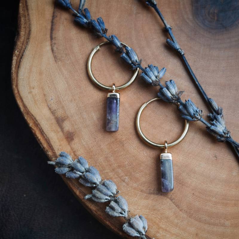 Kleine Amethyst Creolen | 24K Vergoldet Naturedelstein Goldene Ohrringe Monkimee von MONKIMEE